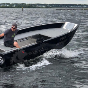 PikeHunter 440 Cast Deep-V-Rumpf in Fahrt