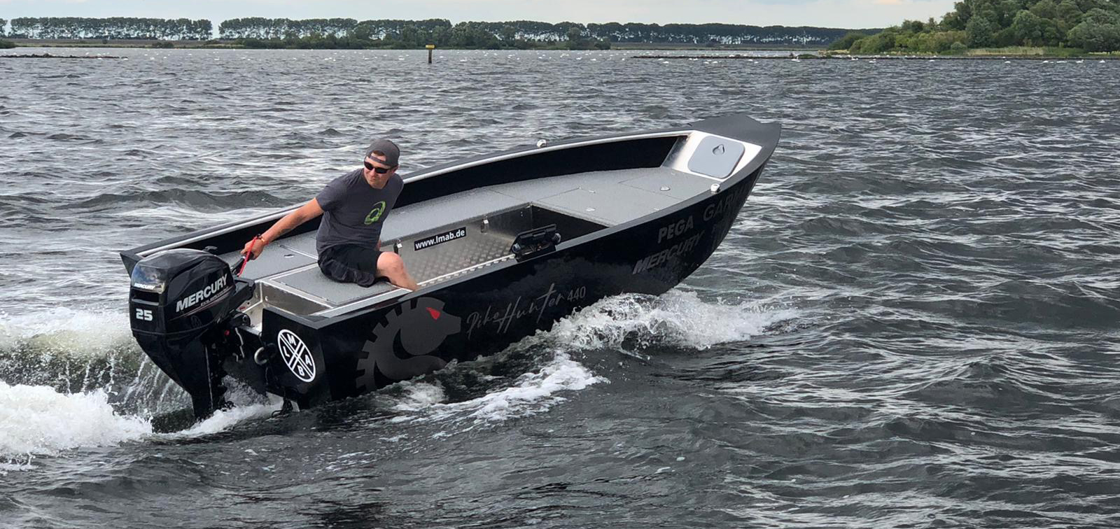 PikeHunter 440 Cast Deep-V-Rumpf in Fahrt