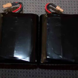 Zwei Lithium-Ionen-Akkupacks mit XT60-Steckern fuer das Manuowell Assassin Futterboot