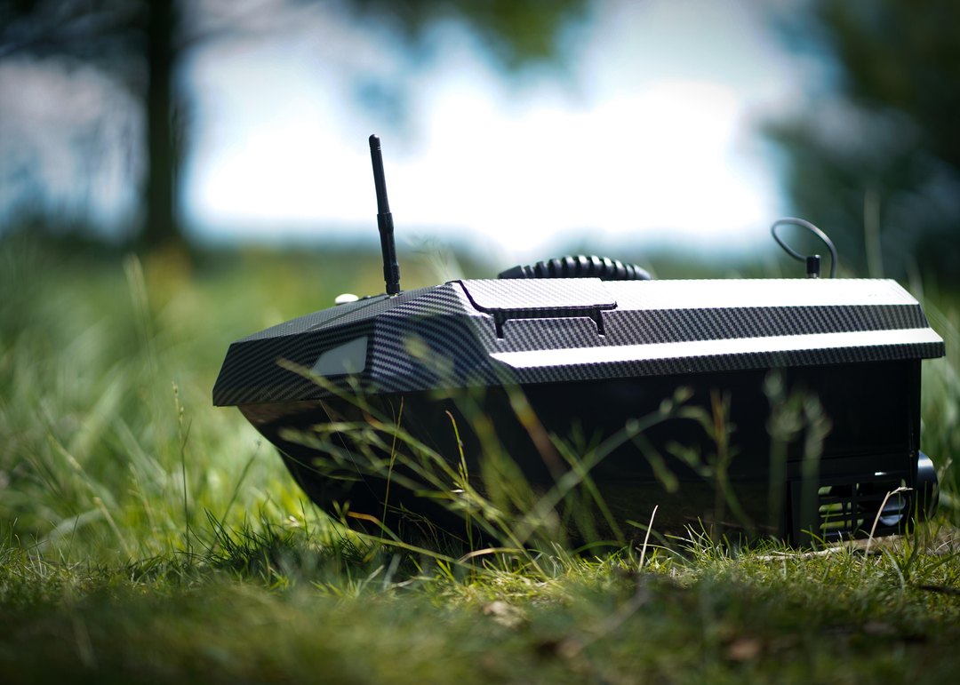 Manuowell Assassin Futterboot mit GPS und Autopilot im Gras